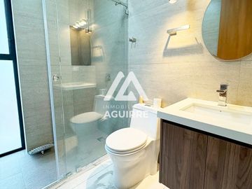 EN VENTA: casa esquinera de lujo en Urbanizacion Privada, Machala