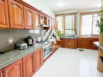 EN VENTA: casa de lujo en Urbanización Privada, Machala