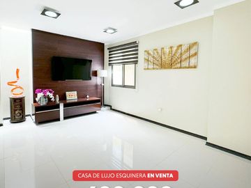 EN VENTA: casa de lujo en Urbanización Privada, Machala