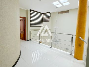EN VENTA: casa de lujo en Urbanización Privada, Machala