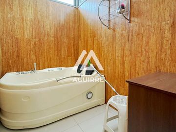 EN VENTA: casa de lujo en Urbanización Privada, Machala