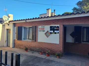 VENDO CASA 2 DORMITORIOS EN Bº RESIDENCIAL AMERICA A RECICLAR