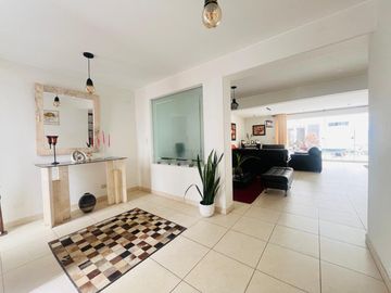 CASA CON SALIDA A PARQUE EN BRISAS DE VILLA