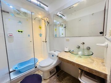 CASA CON SALIDA A PARQUE EN BRISAS DE VILLA