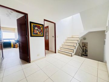 CASA CON SALIDA A PARQUE EN BRISAS DE VILLA