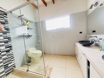 CASA CON SALIDA A PARQUE EN BRISAS DE VILLA