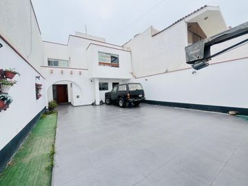 CASA CON SALIDA A PARQUE EN BRISAS DE VILLA