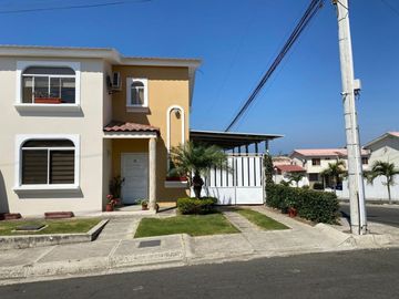 casa de venta en urbanización zona sur manta