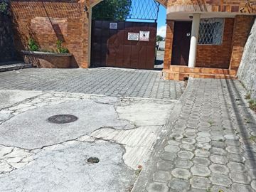 CASA EN VENTA O CAMBIO CONJUNTO VISTA REAL NORTE DE QUITO