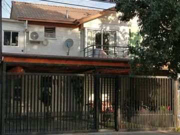Se vende casa de dos pisos