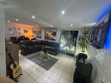 Se vende casa de dos pisos