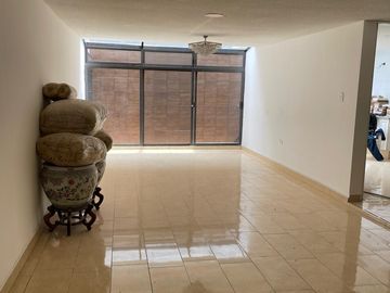 CASA EN VENTA - ESQUINA PRADOS AGUA AZUL, SOBRE AVENIDA - 4 RECÁMARAS Y FAMILY ROOM