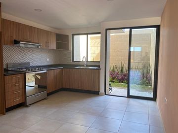 Venta de casa nueva en conjunto cerrado en San Juan Cuautlancingo.