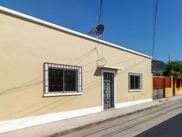 Acogedora casa; muros concreto.