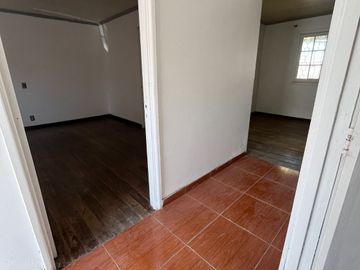 Acogedora casa; muros concreto.
