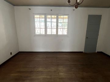 Acogedora casa; muros concreto.