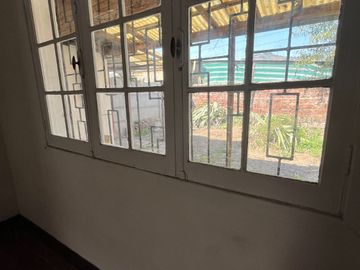 Acogedora casa; muros concreto.