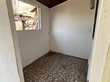 Acogedora casa; muros concreto.