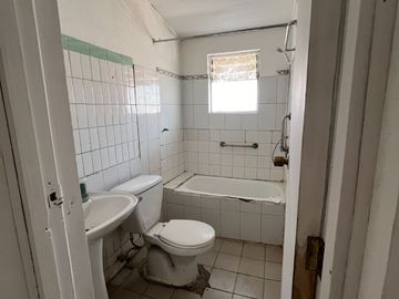 Acogedora casa; muros concreto.