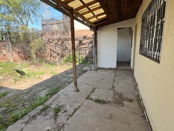 Acogedora casa; muros concreto.