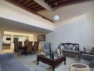 Casa en Lomas con excelente ubicación