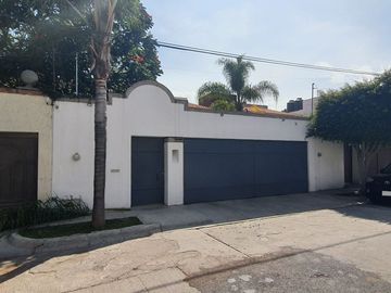 Casa en Lomas con excelente ubicación