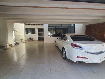 Casa en Lomas con excelente ubicación