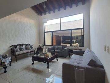 Casa en Lomas con excelente ubicación