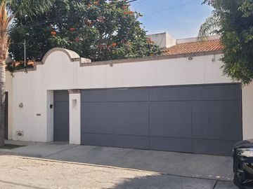 Casa en Lomas con excelente ubicación