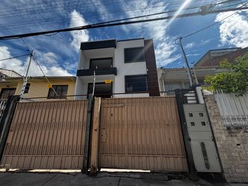 Casas de Venta en Cuenca Sector Totoracocha con locales comerciales