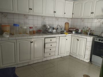 SE VENDE 1 PISO 110 M2 EN TODA UNA ESQUINA EN LOS OLIVOS POTENCIAL PARA NEGOCIO.