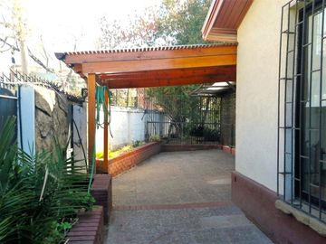 CASA MARTIN DE ZAMORA CON MANQUEHUE, LAS CONDES, 442 M2 TERRENO, 5 DORMITORIOS, 3 BAÑOS, ESTACIONAMIENTOS, EXCELENTE PATIO