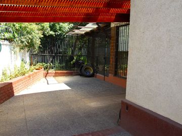 CASA MARTIN DE ZAMORA CON MANQUEHUE, LAS CONDES, 442 M2 TERRENO, 5 DORMITORIOS, 3 BAÑOS, ESTACIONAMIENTOS, EXCELENTE PATIO