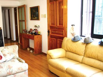 CASA MARTIN DE ZAMORA CON MANQUEHUE, LAS CONDES, 442 M2 TERRENO, 5 DORMITORIOS, 3 BAÑOS, ESTACIONAMIENTOS, EXCELENTE PATIO