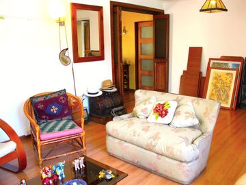 CASA MARTIN DE ZAMORA CON MANQUEHUE, LAS CONDES, 442 M2 TERRENO, 5 DORMITORIOS, 3 BAÑOS, ESTACIONAMIENTOS, EXCELENTE PATIO