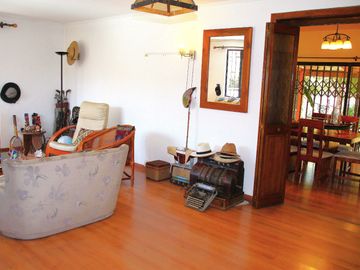 CASA MARTIN DE ZAMORA CON MANQUEHUE, LAS CONDES, 442 M2 TERRENO, 5 DORMITORIOS, 3 BAÑOS, ESTACIONAMIENTOS, EXCELENTE PATIO