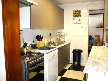 CASA MARTIN DE ZAMORA CON MANQUEHUE, LAS CONDES, 442 M2 TERRENO, 5 DORMITORIOS, 3 BAÑOS, ESTACIONAMIENTOS, EXCELENTE PATIO