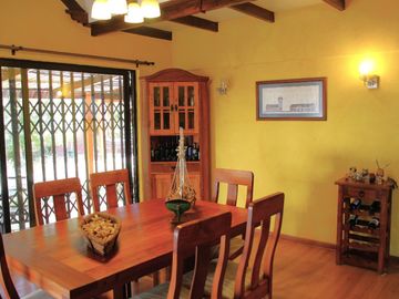 CASA MARTIN DE ZAMORA CON MANQUEHUE, LAS CONDES, 442 M2 TERRENO, 5 DORMITORIOS, 3 BAÑOS, ESTACIONAMIENTOS, EXCELENTE PATIO