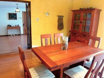 CASA MARTIN DE ZAMORA CON MANQUEHUE, LAS CONDES, 442 M2 TERRENO, 5 DORMITORIOS, 3 BAÑOS, ESTACIONAMIENTOS, EXCELENTE PATIO