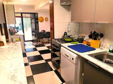 CASA MARTIN DE ZAMORA CON MANQUEHUE, LAS CONDES, 442 M2 TERRENO, 5 DORMITORIOS, 3 BAÑOS, ESTACIONAMIENTOS, EXCELENTE PATIO