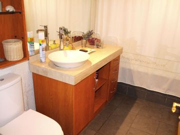 CASA MARTIN DE ZAMORA CON MANQUEHUE, LAS CONDES, 442 M2 TERRENO, 5 DORMITORIOS, 3 BAÑOS, ESTACIONAMIENTOS, EXCELENTE PATIO