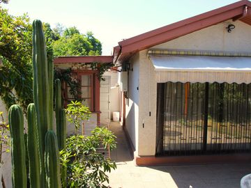 CASA MARTIN DE ZAMORA CON MANQUEHUE, LAS CONDES, 442 M2 TERRENO, 5 DORMITORIOS, 3 BAÑOS, ESTACIONAMIENTOS, EXCELENTE PATIO