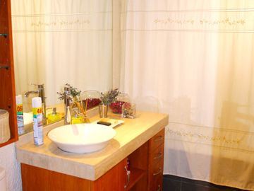 CASA MARTIN DE ZAMORA CON MANQUEHUE, LAS CONDES, 442 M2 TERRENO, 5 DORMITORIOS, 3 BAÑOS, ESTACIONAMIENTOS, EXCELENTE PATIO