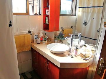 CASA MARTIN DE ZAMORA CON MANQUEHUE, LAS CONDES, 442 M2 TERRENO, 5 DORMITORIOS, 3 BAÑOS, ESTACIONAMIENTOS, EXCELENTE PATIO