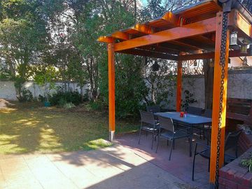 CASA MARTIN DE ZAMORA CON MANQUEHUE, LAS CONDES, 442 M2 TERRENO, 5 DORMITORIOS, 3 BAÑOS, ESTACIONAMIENTOS, EXCELENTE PATIO