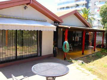 CASA MARTIN DE ZAMORA CON MANQUEHUE, LAS CONDES, 442 M2 TERRENO, 5 DORMITORIOS, 3 BAÑOS, ESTACIONAMIENTOS, EXCELENTE PATIO