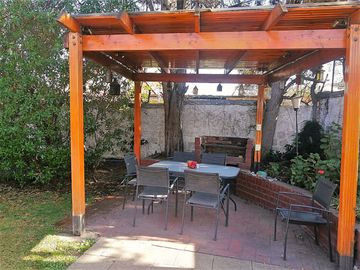 CASA MARTIN DE ZAMORA CON MANQUEHUE, LAS CONDES, 442 M2 TERRENO, 5 DORMITORIOS, 3 BAÑOS, ESTACIONAMIENTOS, EXCELENTE PATIO