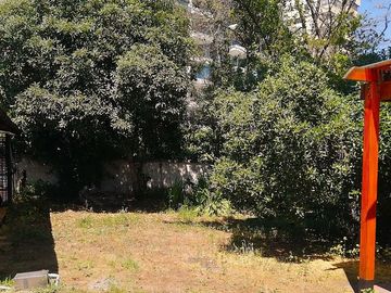 CASA MARTIN DE ZAMORA CON MANQUEHUE, LAS CONDES, 442 M2 TERRENO, 5 DORMITORIOS, 3 BAÑOS, ESTACIONAMIENTOS, EXCELENTE PATIO