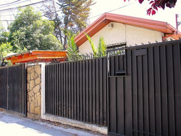 CASA MARTIN DE ZAMORA CON MANQUEHUE, LAS CONDES, 442 M2 TERRENO, 5 DORMITORIOS, 3 BAÑOS, ESTACIONAMIENTOS, EXCELENTE PATIO