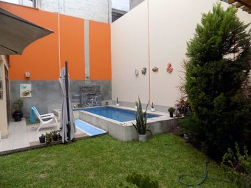Se vende hermosa casa de 3 pisos en Av Caminos del Inca, Surco!